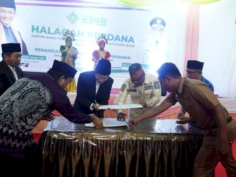 Bupati Bone  Andi Fahsar M Padjalangi menghadiri halaqah perdana santri baru Pondok Pesantren Al-Ikhlas Ujung, Kecamatan Dua Boccoe, Bone, Senin (18/7/2022).