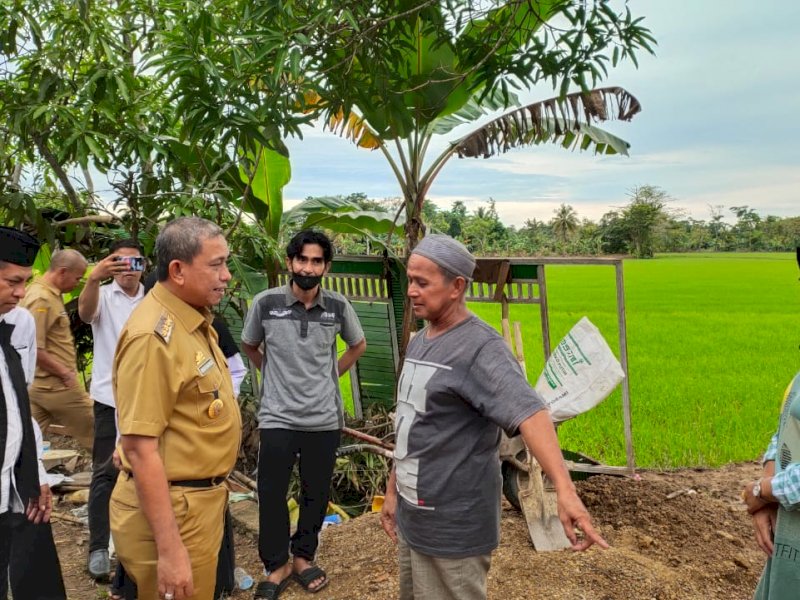 Bupati Wajo Serahkan Bantuan Stimulan untuk Korban Banjir di Dua Kecamatan