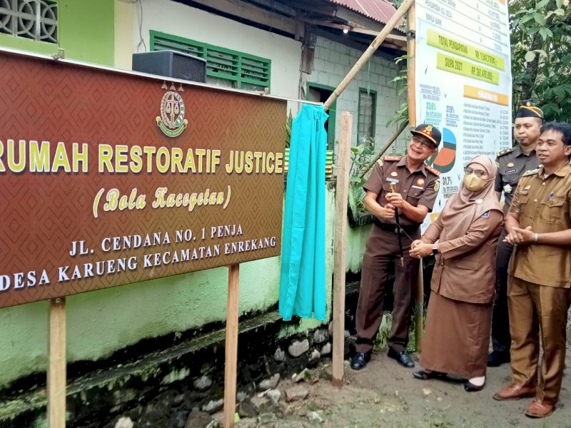 Kejaksaan Negeri Enrekang meresmikan Rumah Restorative Justice di Desa Karueng, Kabupaten Enrekang, Senin 18/7/2022).
