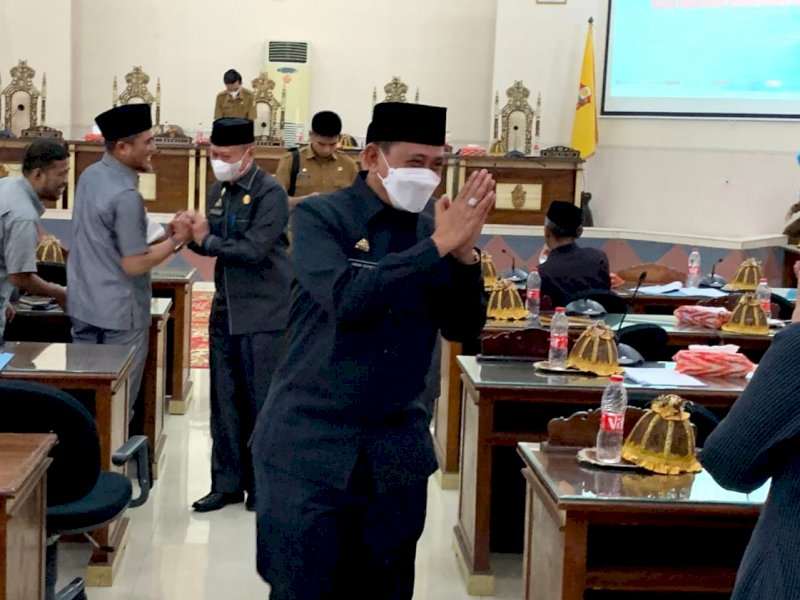 Bupati Wajo Amran Mahmud usai menyampaikan pendapat akhir dalam rapat paripurna DPRD Kabupaten Wajo di Kantor DPRD Wajo, Selasa (19/7/2022).