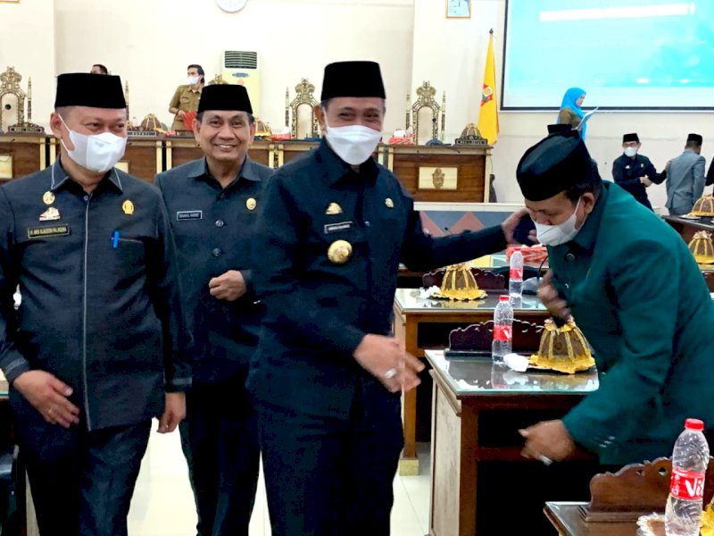 Bupati Wajo Amran Mahmud usai rapat paripurna di DPRD.