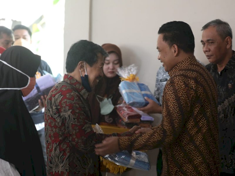 Bupati Bantaeng Ilham Azikin menyerahkan perlengkapan sekolah kepada siswa. 