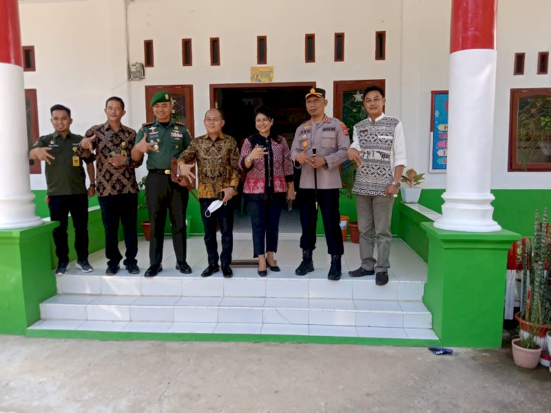 Polres Toraja Utara menerima penyerahan sertifikat tanah hibah untuk pembangunan Mako Polsek Tallunglipu. 