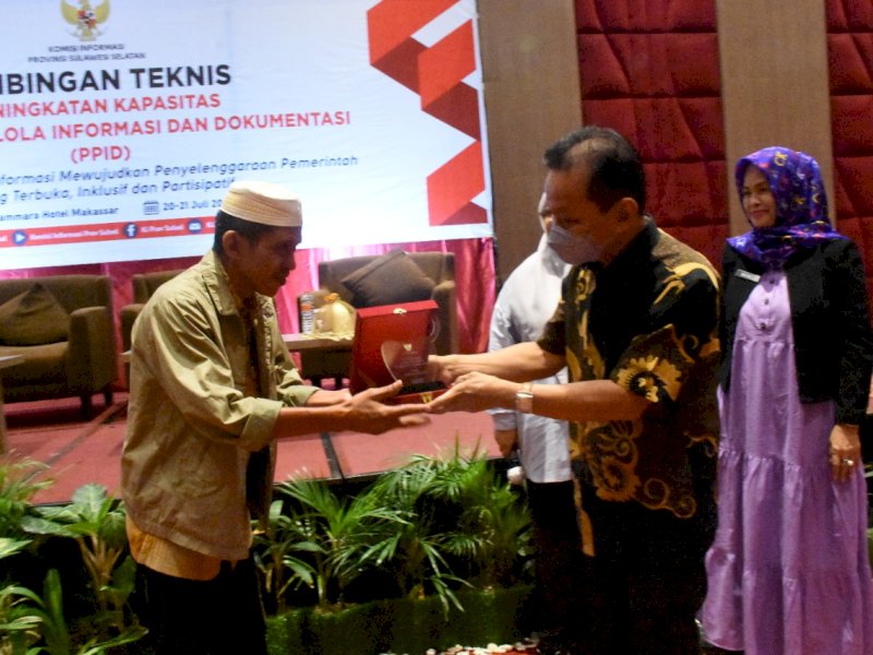 PPID Dinas PMD Luwu Utara, Iskandar, dinobatkan sebagai peserta terbaik bimtek Penguatan Kapasitas PPID Tingkat Provinsi Sulawesi Selatan.