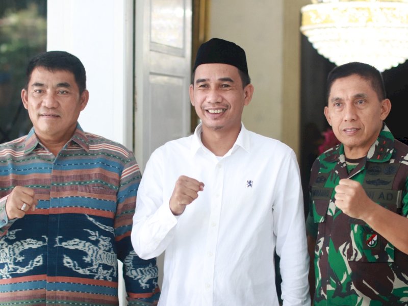 Ketua DPRD Makassar diapit Mayjend TNI (Purn) Yulius Selvanus Lumbaa dan Pangdam XIV/Hasanuddin Mayjen TNI Andi Muhammad.