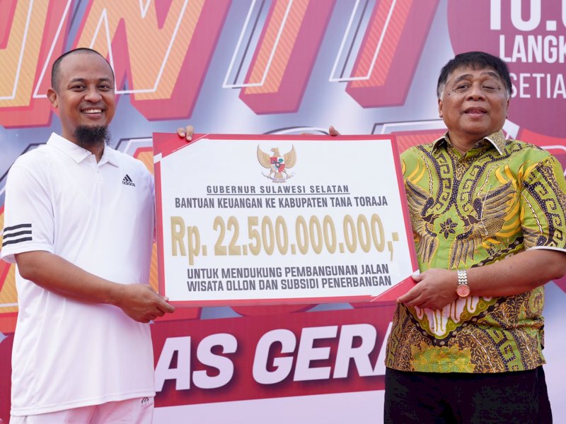 Gubernur Sulsel Sudirman Sulaiman menyerahkan bantuan keuangan kepada Bupati Tana Toraja Theofilus Allorerung, Sabtu (23/7/2022).