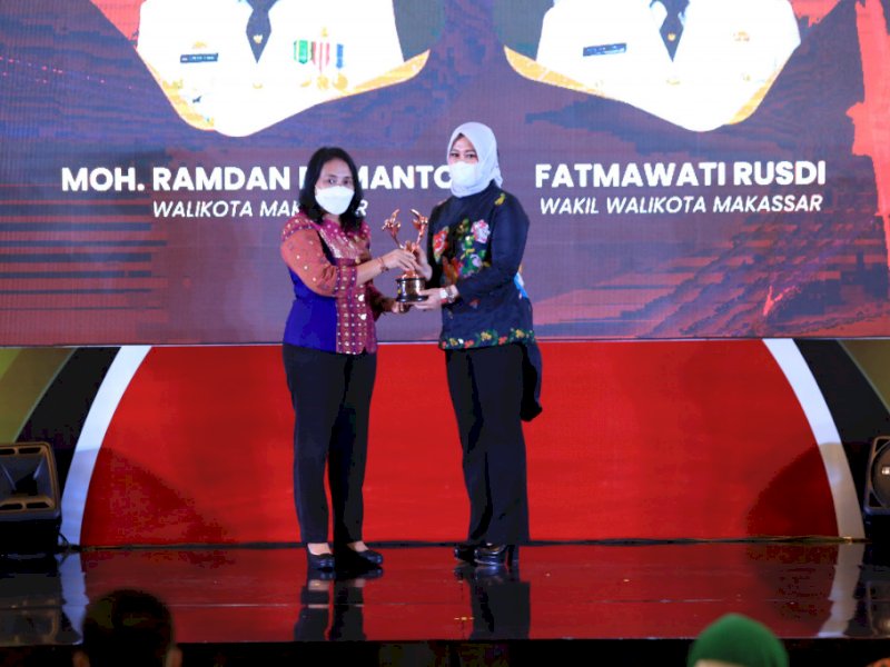 Wakil Wali Kota Makassar Fatmawati Rusdi menerima penghargaan KLA 2022 di Hotel Novotel Bogor Golf Resort and Convention Center, Jumat (22/7) malam.