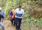Bupati Pangkep Sisir 2 Kampung Terisolir: Beri Bantuan, Janjikan Perbaikan Jalan 