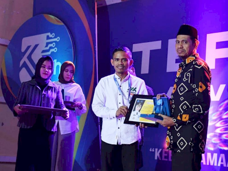 Bupati Luwu Utara Indah Putri Indriani menerima penghargaan Teraskata Awards sebagai Kepala Daerah Inspiratif Bidang Penerapan Inovasi Daerah. 