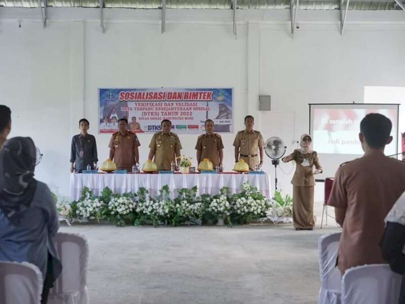 Sosialisasi dan bimtek verifikasi dan validasi DTKS Tahun 2002 Dinas Sosial Kabupaten Bone di Kantor Camat Cina, Senin (25/7/2022).
