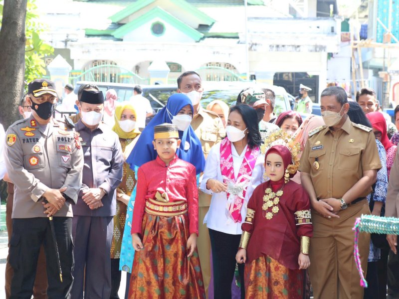 Bupati Wajo Amran Mahmud menyambut kedatangan Menteri PPPA.