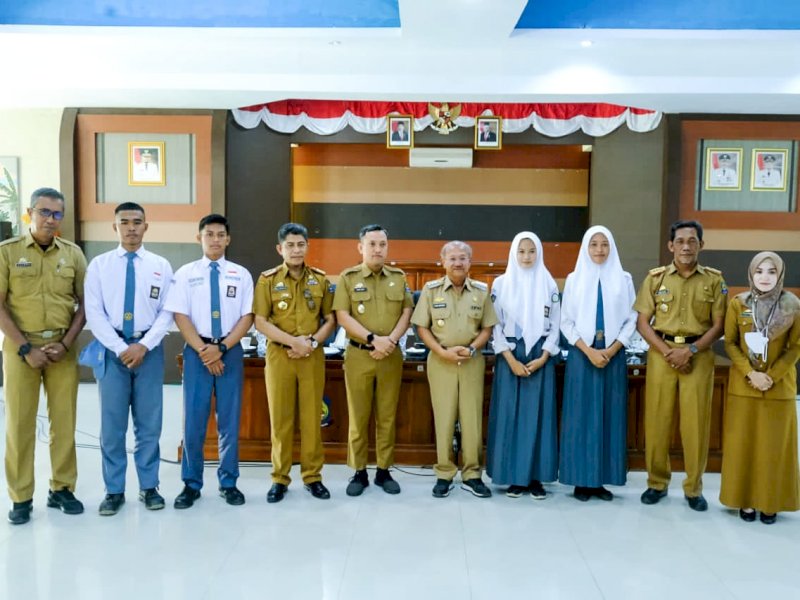 Bupati Jeneponto Iksan Iskandar melepas empat pelajar Jeneponto yang lolos seleksi Paskibraka tingkat Sulsel, Senin (25/07/2022).