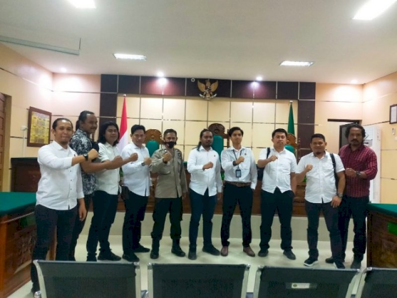 Penyidik Polres Bulukumba berfoto usai sidang praperadilan kasus penganiayaan Bripka IE. 