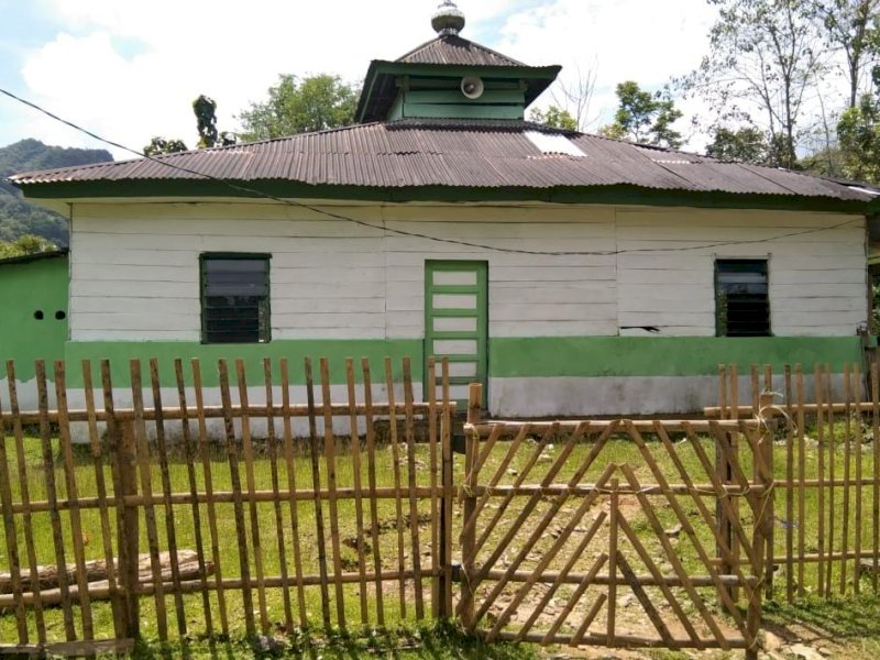 Masjid di Kampung Bakka yang bertahun tahun tak pernah tersentuh bantuan. 