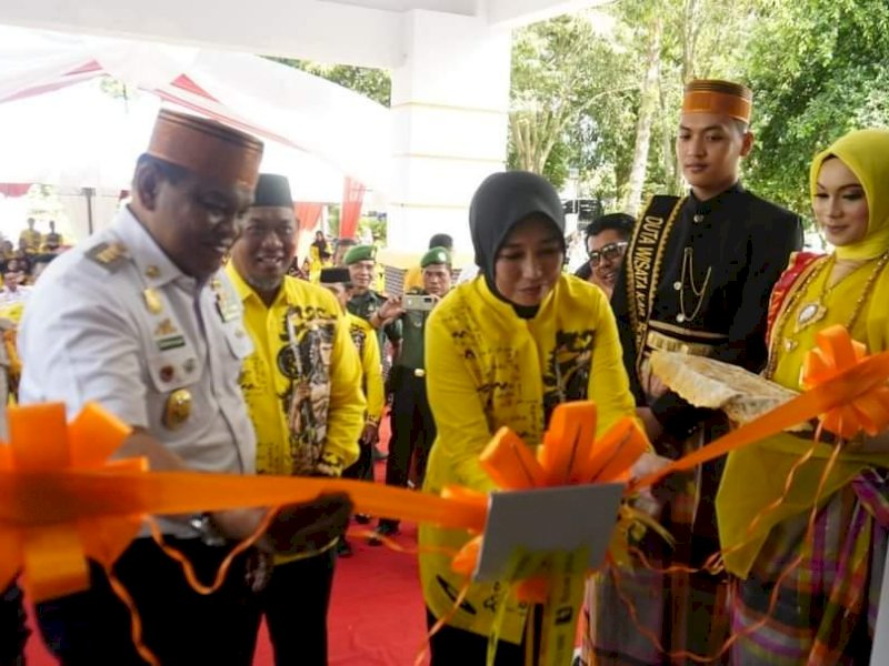 Bupati Bone Andi Fahsar M Padjalangi meresmikan Kantor Kecamatan Sibulue, Rabu (27/7/2022).
