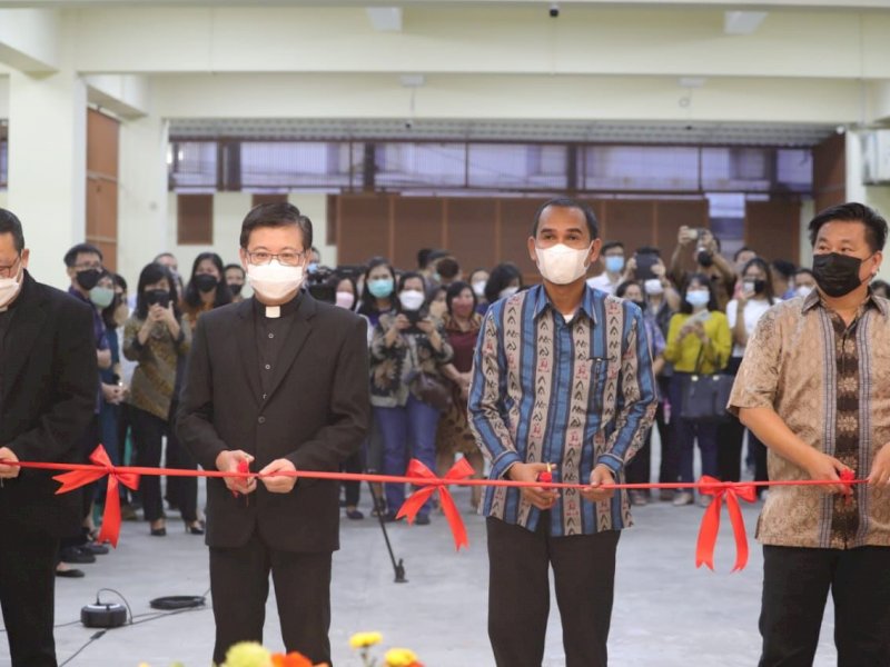 Ketua DPRD Makassar Rudianto Lallo bersama Ketua GKY Makassar, Jemmy Gautama, dan Pendeta Yohanes Andre meresmikan gedung Lamputang Gereja Kristus Yesus (GKY) Makassar di Jalan Lamputan, Rabu (27/7/2022).