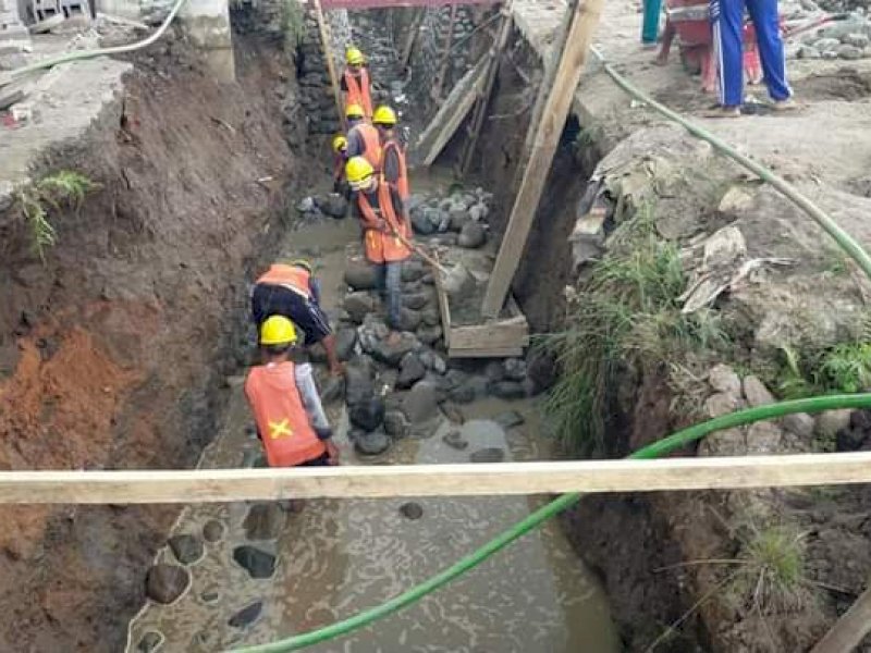 Ruas Tun Abdul Razak Gowa yang memasuki tahap penggalian drainase. 