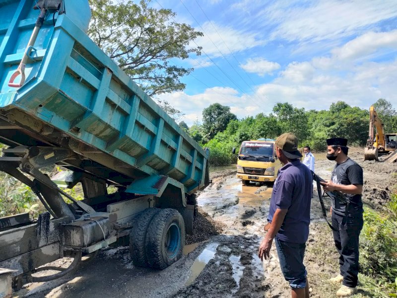 Warga memprotes lokasi tambang galian C di Bungoro Pangkep.  