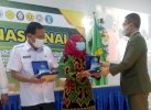 Komitmen Tekan Stunting, Hakli Beri Penghargaan kepada Bupati Lutra 