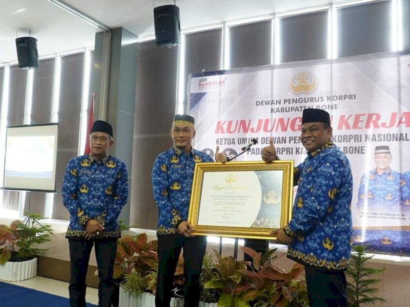 Bupati Bone Fahsar Padjalangi menerima piagam penghargaan tingkat nasional dari Korpri. 