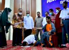Momen Pria Disabilitas Sujud Syukur Usai Terima E-KTP dari Sudirman