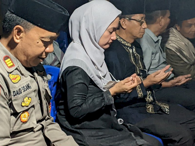 Bupati Lutra Indah Putri Indriani menghadiri pawai obor malam tadi. 