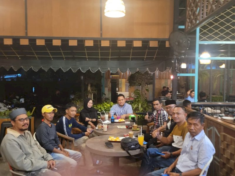 Fungsionaris PPP Wajo ngopi bareng wartawan, Sabtu (30/7/2022).