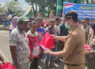 Sambut HUT Kemerdekaan, Bupati Pangkep Bagikan Ratusan Bendara Merah Putih
