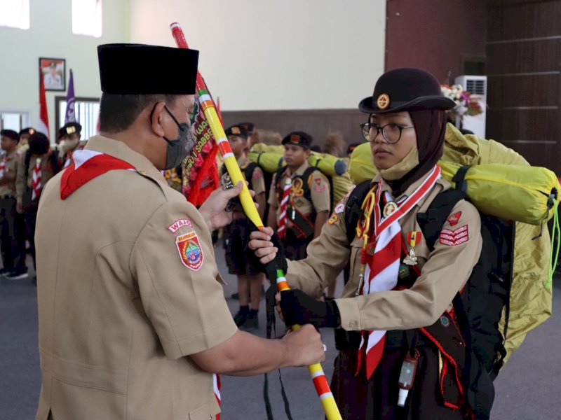 Amran Mahmud melepas secara resmi peserta Jambore Nasional (Jamnas) XI Tahun 2022 Kabupaten Wajo ke Cibubur, Jakarta, Senin (01/08/2022).