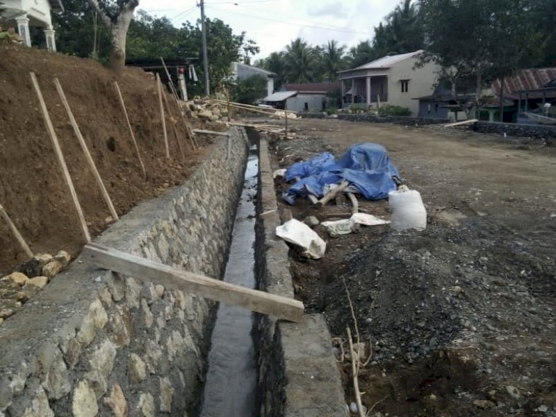 Konstruksi pondasi drainase di jalan nasional Ulaweng Bone yang dikeluhkan warga. 