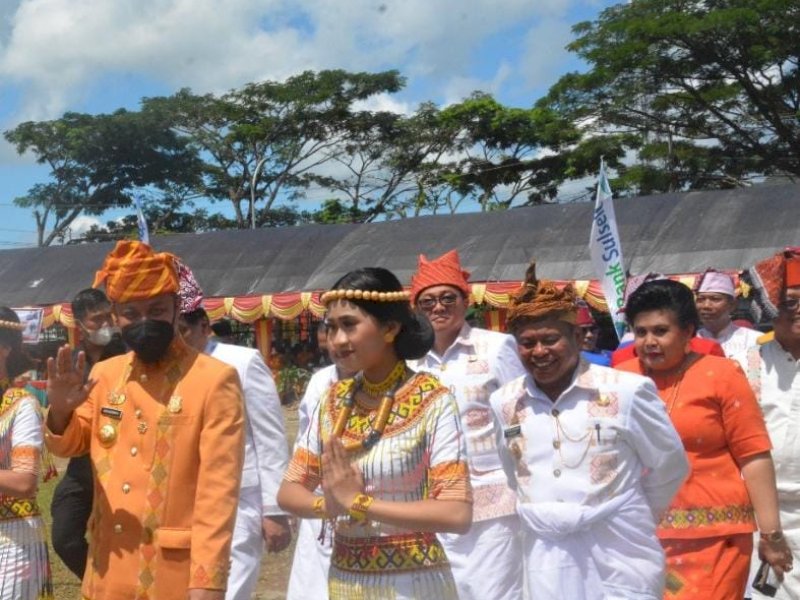 Gubernur Sulsel Sudirman Sulaiman dan Bupati Torut Yohanis Bassang menghadiri devile HUT Toraja Utara. 