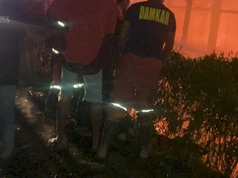 Kebakaran yang menghanguskan rumah warga di Torut. 
