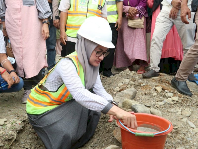 Peletakan batu pertama pasar rakyat oleh Bupati Luwu Utara Indah Putri Indriani, Sabtu (6/8/2022).