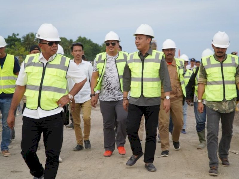 Wakil Ketua Komisi V DPR RI Andi Iwan Darmawan Aras atau AIA meninjau pekerjaan pembangunan pengaman abrasi Pantai Kalumeme.