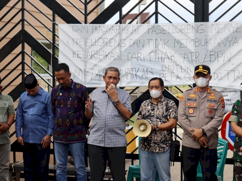 Bupati Wajo Amran Mahmud menemui warga yang memblokade Bendungan Passeloreng. 