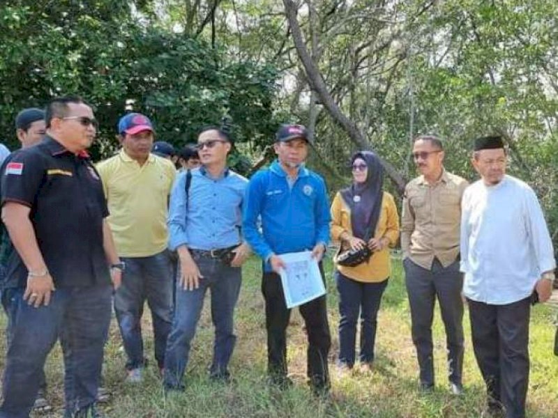 Anggota DPR RI Muhammad Fauzi meninjau objek wisata Desa Seta-Seta Lutra. 