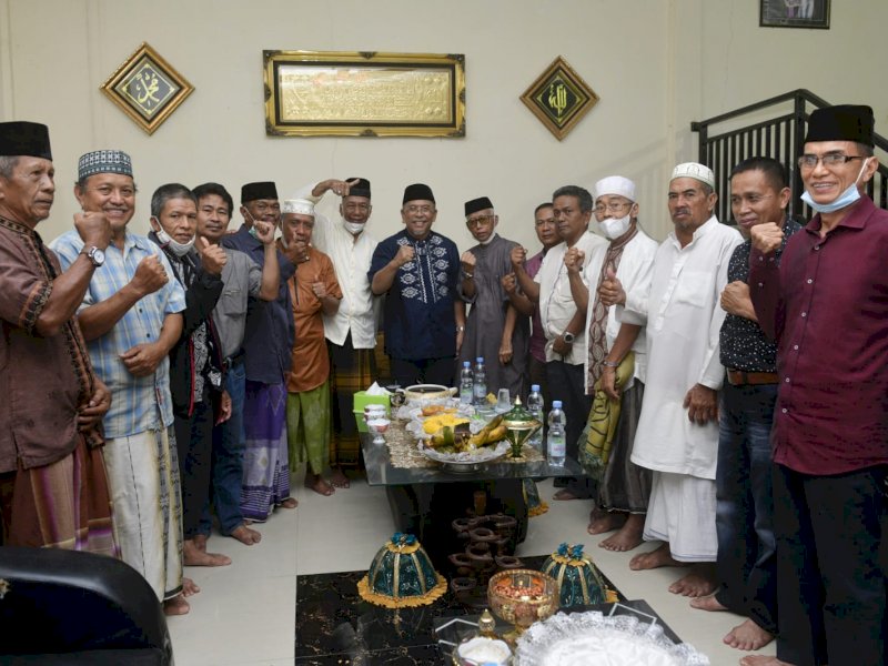 Ilham Arief Sirajuddin di tengah tengah para tokoh di Enrekang. 