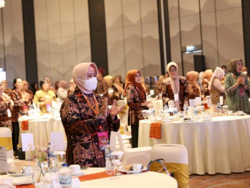Panggung Ladies Program Rakernas XV Apeksi 2022 di Padang, Senin (8/08/2022).