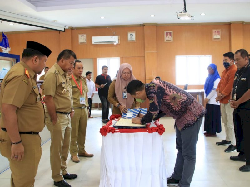 Penandatanganan kesepakatan bersama antara Pemkab Bulukumba dengan para peritel modern di Ruang Pola Kantor Bupati, Senin, 9 Agustus 2022.