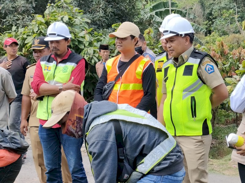 Bupati Bantaeng Ilham Azikin memantau langsung proses pengaspalan jalan di desa Bonto Tallasa