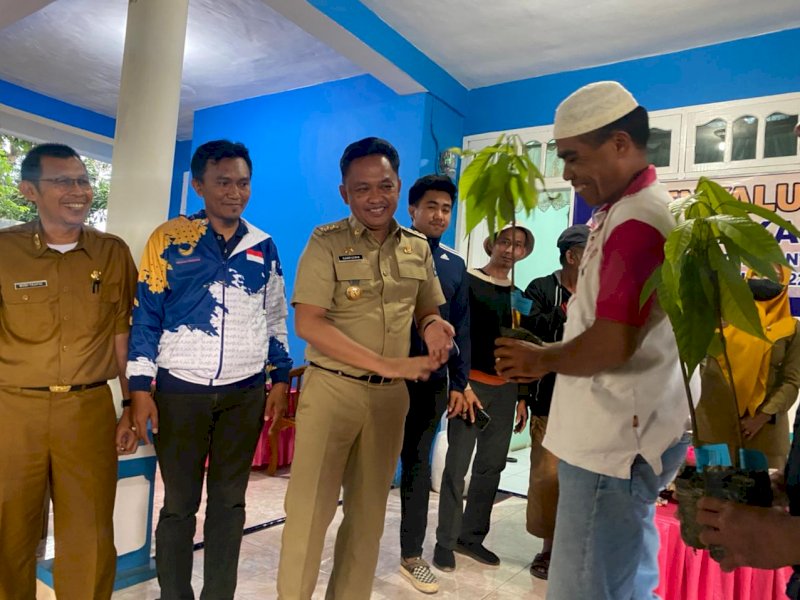 Bupati Bantaeng Ilham Azikin menyerahkan 1.224.00 bibit kakao kepada petani di Desa Pa'bentengang, Kecamatan Eremerasa.