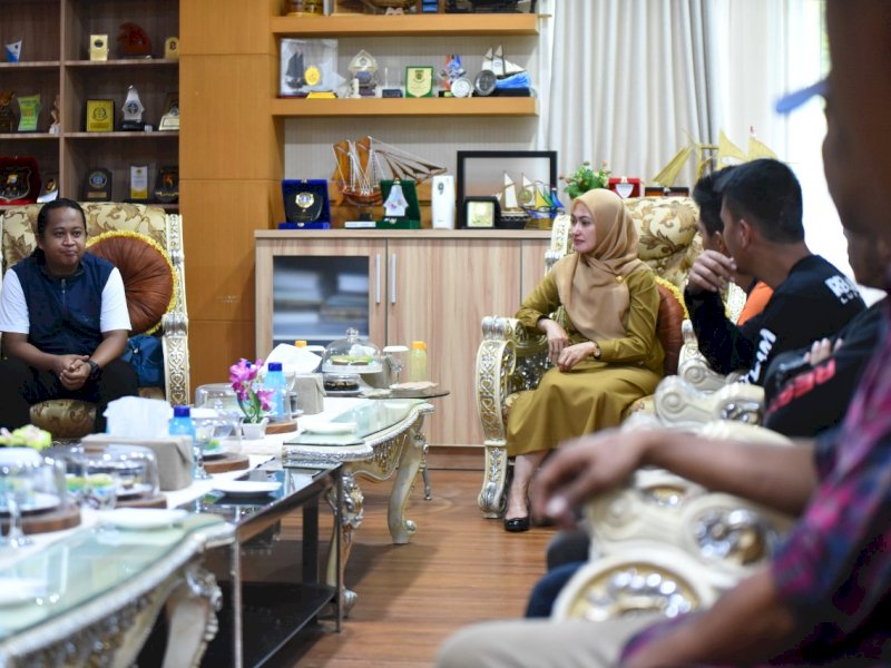 Bupati Luwu Utara Indah Putri Indriani melepas Komunitas Luwu Raya ke ekspedisi Rampi,  Selasa (09/08/2022)