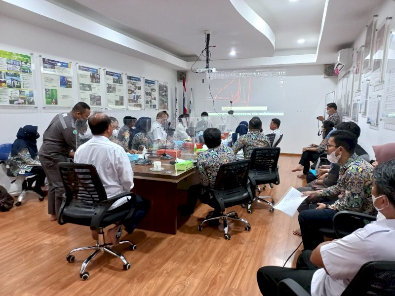 Pertemuan Dinas PU Makassar dengan Kementerian PUPR berlangsung di Ruang Rapat Direksi Keet Paket WWTP B1, Rabu (10/08/2022).
