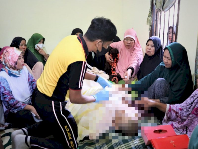 Jenazah korban saat disemayamkan di rumah duka. 