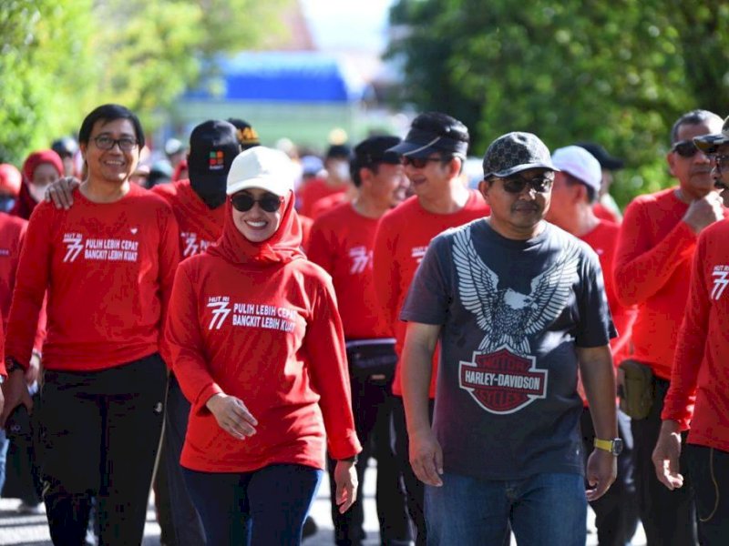 Jalan Santai HUT RI di Lutra yang diikuti 8.000 peserta. 