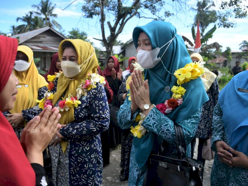 Tim Penilai Lomba dalam rangka Hari Kesatuan Gerak (HKG) PKK ke-50 disambut di Desa Mulyorejo Kecamatan Sukamaju Selatan.