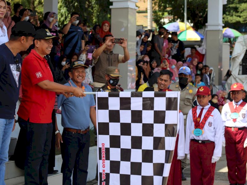 Bupati Wajo melepas peserta lomba gerak jalan indah HUT Kemerdekaan. 