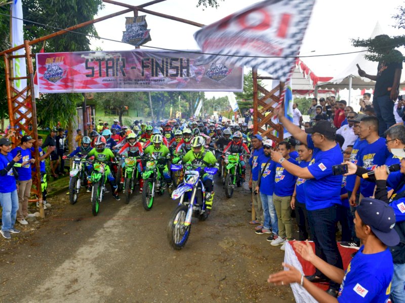 IAS ikut melepas ribuan peserta One Day Trail Adventure Jelajah Wisata Bumi Massenrempulu, Sabtu 13 Agustus 2022, di Kota Enrekang. 