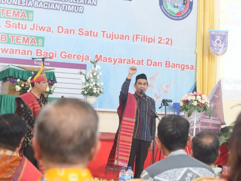 Ketua DPRD Makassar Rudianto Lallo bersama Wali Kota Makassar, Danny Pomanto kompak menghadiri kegiatan tahun kesehatan orientasi pelayanan Huria Kristen Batak Protestan (HKBP) 2022.