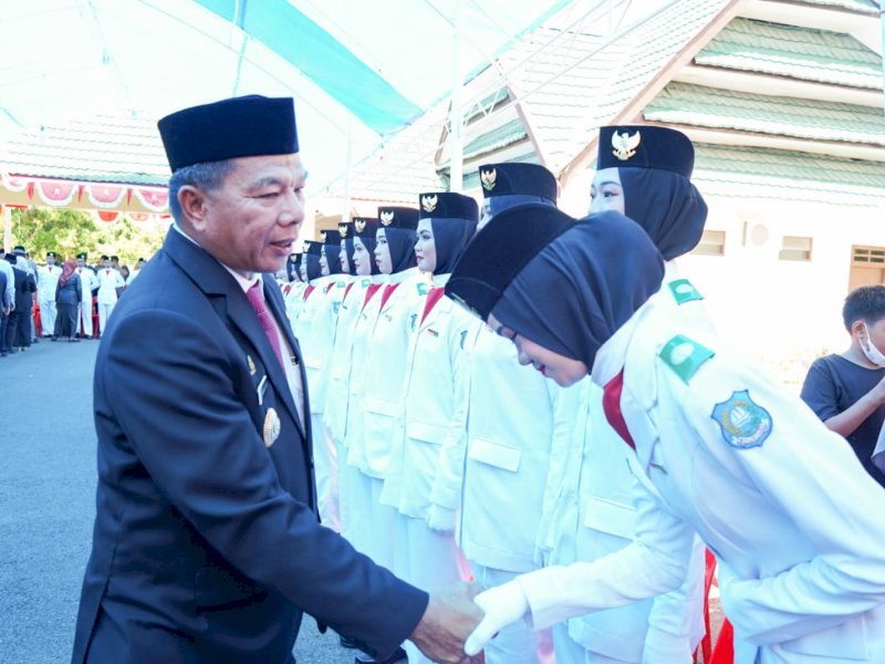 Pengukuhan Paskibraka Bulukumba digelar melalui upacara di rumah jabatan Bupati, Senin 15 Agustus 2022.